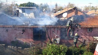 Evlerinin yanışını gözyaşları içinde izledi