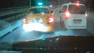 Eyüpsultanda iki sürücünün inatlaşması zincirleme kaza ile bitti