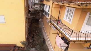 Eyüpsultanda istinat duvarı çöktü: Bir dairede hasar oluştu