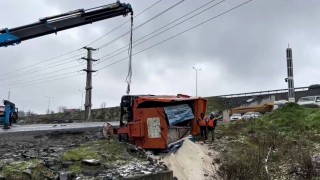 Eyyüpsultanda kar küreme aracı buzlu yolda devrildi: 1 yaralı