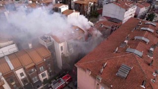 Fatihte 3 katlı binada çıkan yangın paniğe neden oldu
