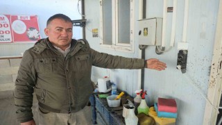 Film sahnelerini aratmayan görüntü: Motosikletle gelen maskeli 2 şahıs pompalı tüfeklerle iş yerini kurşunladı