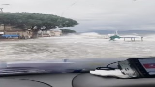 Fırtına sebebiyle kara ile deniz birleşti, tekneler battı