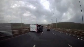 Fırtınada seyir halindeki kamyonet devrildi