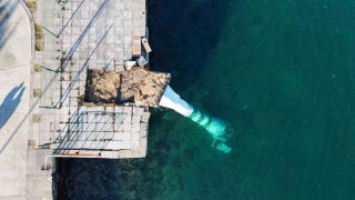 Fırtınanın etkisiyle devrilen deniz feneri havadan görüntülendi