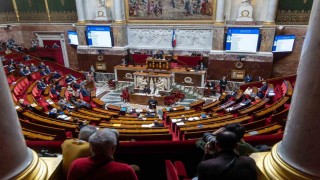 Fransada Lecornu hükümetine yönelik iki gensoru önergesi reddedildi