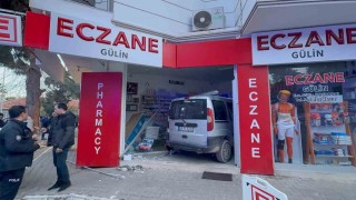 Fren yerine gaza basınca iş yerine daldı