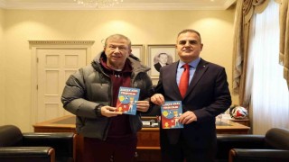 Futbolun efsane ismi Vali Akbıyıka ‘Gerçek Kral Tanju Çolak kitabını hediye etti