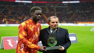 Galatasarayda 100. maçına çıkan Davinson Sancheze plaket verildi