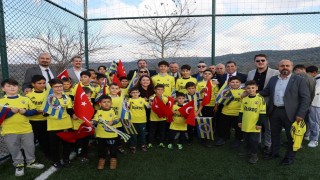 Galatasaraylı başkan, Fenerbahçeli çocukları sevindirdi