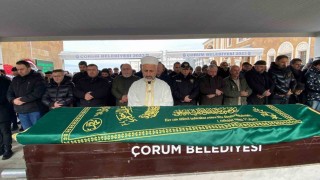 Gazeteci Cüneyt Özdemirin annesi Çorumda toprağa verildi