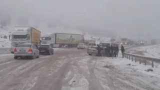 Gaziantep-Araban kara yolunda kar esareti: Çok sayıda araç mahsur kaldı