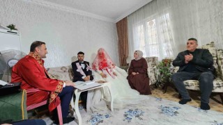 Gaziantepte aşk kar kış dinlemedi: Gelin ve damat nikah salonuna gidemeyince nikah memuru eve geldi