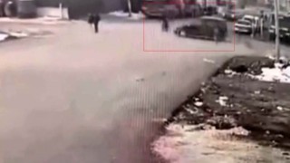 Gaziantepte ilginç kaza: Hafif ticari araç motosiklete, motosiklet yayaya çarptı