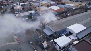 Gaziosmanpaşada avize atölyesinin deposunda yangın çıktı: Ekiplerin söndürme çalışması havadan görüntülendi