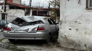 Gaziosmanpaşada çatı uçtu, otomobiller zarar gördü