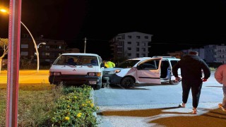 Gazipaşada iki kamyonet çarpıştı: 1 yaralı