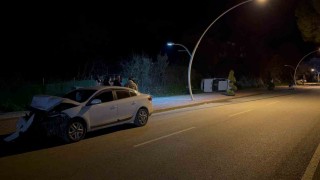 Gazipaşada park halindeki otomobile çarpan sürücü kaçtı