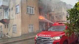 Gazipaşada üç katlı evin ikinci katında yangın çıktı