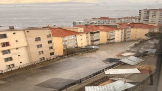 Gemlikte şiddetli lodos sebebiyle çatılar bir bir uçtu