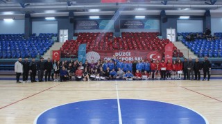 Genç kızlar futsalda şampiyon Düzce Spor Lisesi oldu