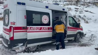 Gercüşte kar nedeniyle kapanan yolda mahsur kalan ambulans kurtarıldı