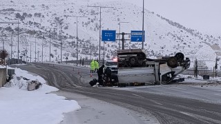 Gercüşte meyve yüklü kamyonet devrildi, meyveleri sürücünün yardımına koşanlar topladı