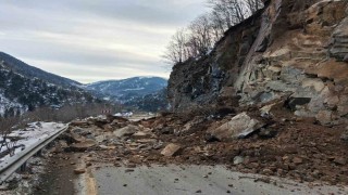 Giresun-Sivas kara yolunda heyelan: Yol kontrollü olarak ulaşıma açıldı