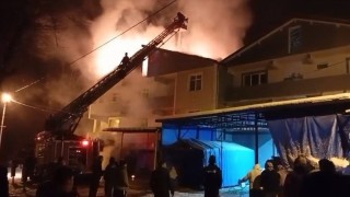 Gökçebeyde 3 katlı binanın çatısı alev alev yandı