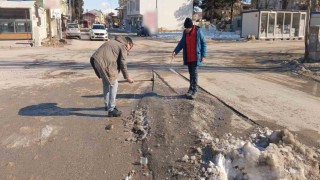 Gölbaşı ilçesinde caddelerdeki karları esnaflar temizledi