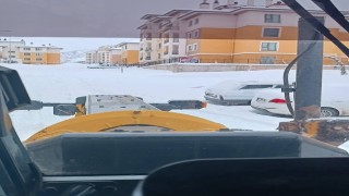 Gölbaşında deprem konutlarında kar temizleme çalışması