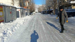 Gölbaşında yollar buz pistine döndü