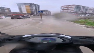 Göle dönen yollarda direksiyon başındaki motokurye yaşadıklarını kayda aldı