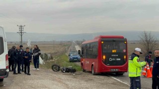 Gönende minibüs ile motosiklet çarpıştı: 1 yaralı
