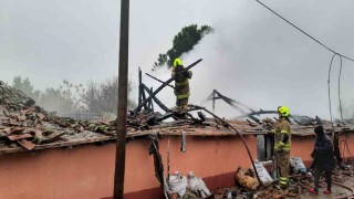 Gönende müstakil ev yangında kullanılamaz hale geldi