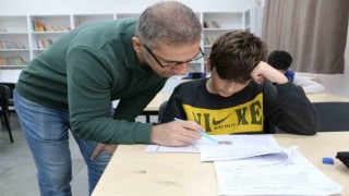 Gönüllü öğretmenler tatilde LGSye hazırlanan öğrencilere destek veriyor