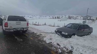 Göreve giden valilik koruma ekibi, yolda kalan vatandaşı kurtardı
