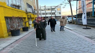 Görme engelli bireyler bu kursta hem sosyalleşiyor hem de günlük hayatlarını kolaylaştırıyor