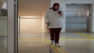 Görme engelli öğrenci, yapay zeka asistanı sayesinde 4 yılda ilk kez tek başına kantine gidebildi