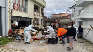 Görüklede iki katlı çöp evden 9 kamyon çöp çıktı