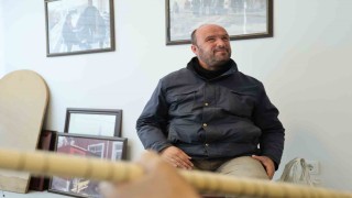 Gözleri görmüyor, hayata müzikle tutunuyor