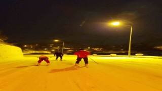 Gümüşhanede kayakçılar kar yağışını fırsata çevirdi: Şehir merkezine kayarak indiler