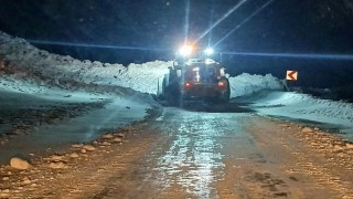 Gümüşhanede Yağmurdere karayoluna çığ düştü