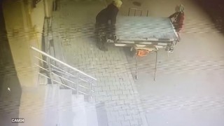 Güpegündüz hırsızlık: İki kadın dev panelleri çekçeke yükleyip götürdü
