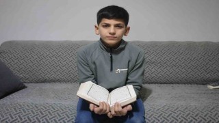 Hafızlık eğitimini tamamlayan 11 yaşındaki çocuk, güzel haberi babasıyla gözyaşları içerisinde paylaştı