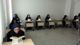 Hafızlık sınavını tamamlayan genç kızlar meşaleler, alkışlar ve Türk bayraklarıyla karşılandı