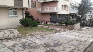Hafriyat kamyonunun bahçedeki 4 araca çarptığı kaza kameda