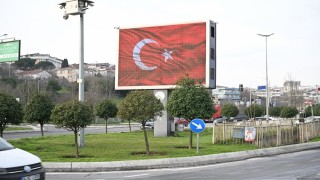 Hain provokasyona karşı Gaziosmanpaşada ekranlar Türk bayraklarıyla donatıldı