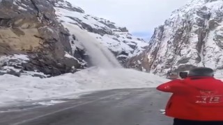 Hakkari-Çukurca karayolunda 2 ayrı çığ düştü: Yol ulaşıma kapandı