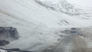 Hakkari-Çukurca yoluna düşen çığlar temizlendi